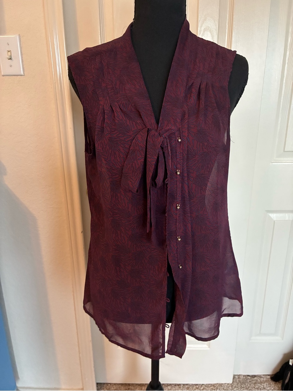 Banana Republic Sleeveless Tie-Neck Blouse in Wine